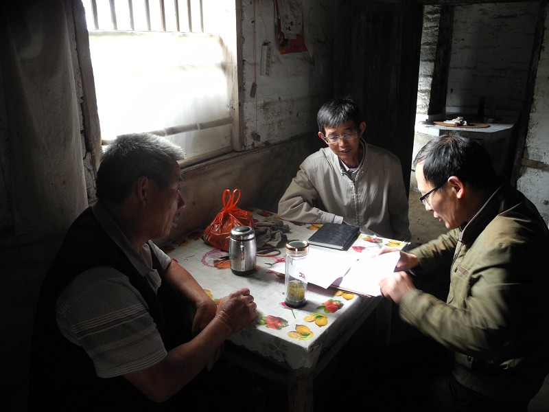 査达峰到平岭村走访慰问贫困户 査达峰到平岭村走访慰问贫困户